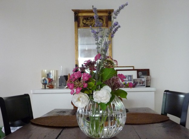 Flowers-In-The-House,-On-The-Table
