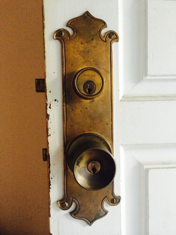 Front-Door-And-Doorknob
