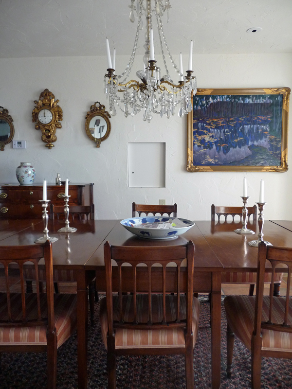 Dining-Table-And-Chandelier