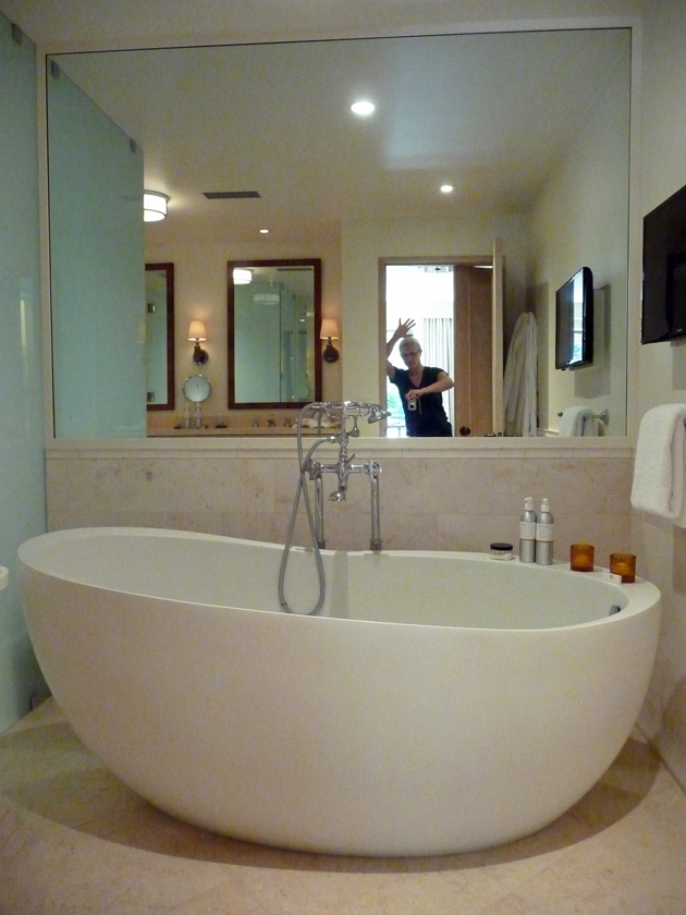 the-indoor-bathtub-at-auberge-du-soleil