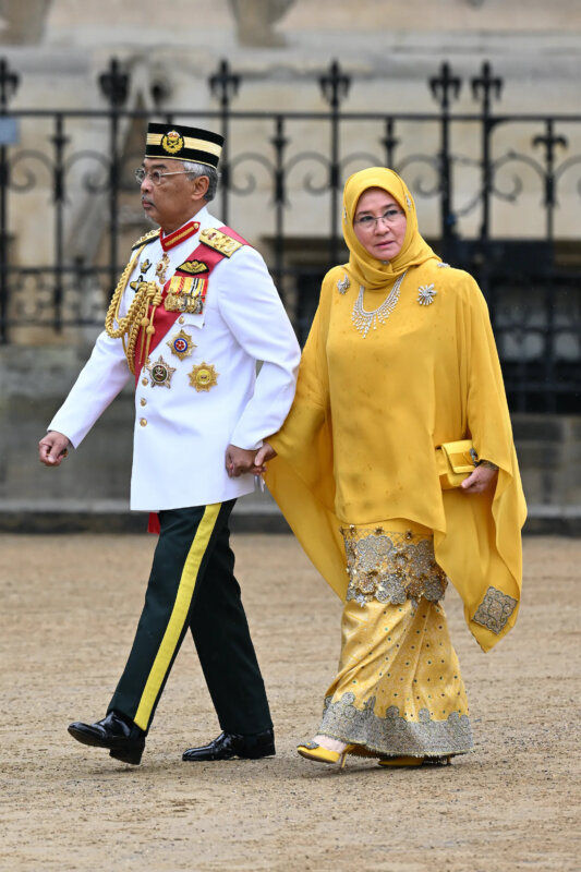 The queen of Malaysia in a yellow outfit